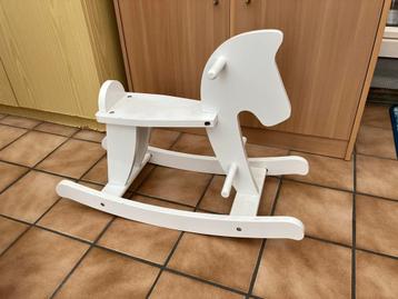 Wit houten schommelpaard beschikbaar voor biedingen