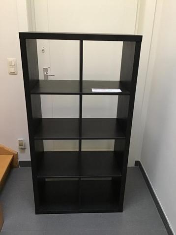 mooie zwarte kast met legboorden 146 cm hoog beschikbaar voor biedingen