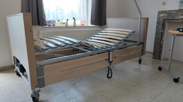 Lit médical électrique chêne grisé, impeccable  beschikbaar voor biedingen