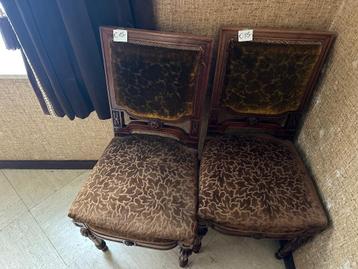 2 antieke stoelen – donker gestoffeerd – elegant beschikbaar voor biedingen