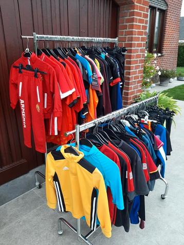 101 stuks sportkleding voor 95 € of 2 € per stuk beschikbaar voor biedingen