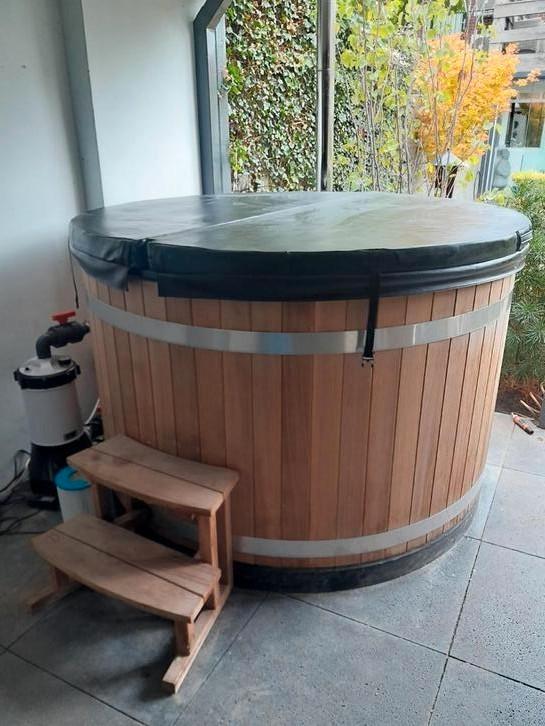 Hotttub kirami, Tuin en Terras, Bubbelbaden en Hottubs, Zo goed als nieuw, Vast, Afdekzeil, Filter, Pomp, Trap, Ophalen