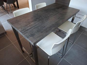 Hoge eettafel met 4 barstoelen beschikbaar voor biedingen
