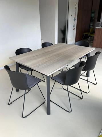 Eettafel + 6 stoelen beschikbaar voor biedingen