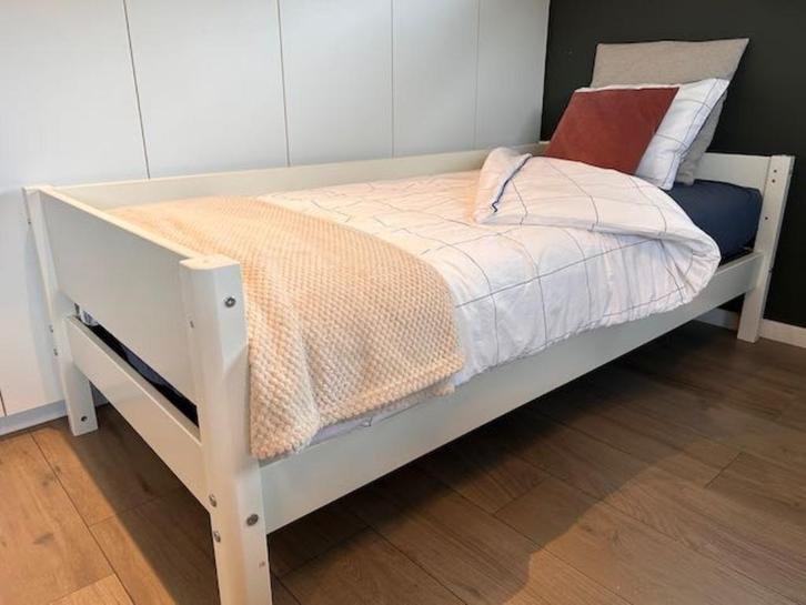 Eénpersoonsbed met lattenbodem en matras, Huis en Inrichting, Slaapkamer | Matrassen en Bedbodems, Gebruikt, Bedbodem, 90 cm, 200 cm