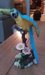 Beeld Blauw gele ara met bloemen, Ophalen of Verzenden