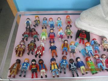 39 playmobile figuren verschillende waarvan 8 vrouwen beschikbaar voor biedingen