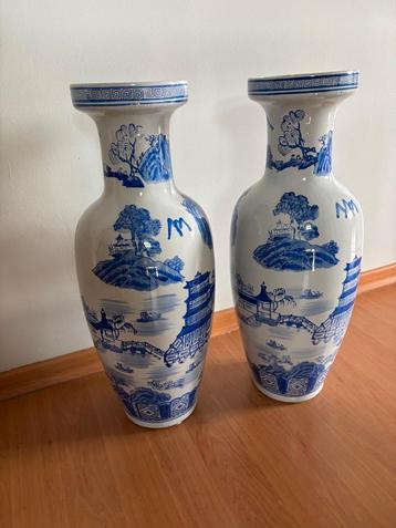 2 blauwe Chinese vazen  beschikbaar voor biedingen