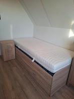 Bed, nachtkastje en 2 matrassen, Huis en Inrichting, Slaapkamer | Nachtkastjes, Ophalen