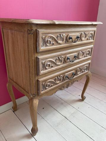 Houten lade kast beschikbaar voor biedingen