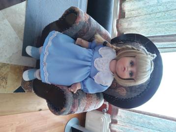 Une poupée de collection Alberon avec son fauteuil.