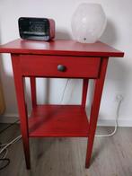 2 nachttafeltjes rood Hemnes, Huis en Inrichting, Ophalen, Zo goed als nieuw