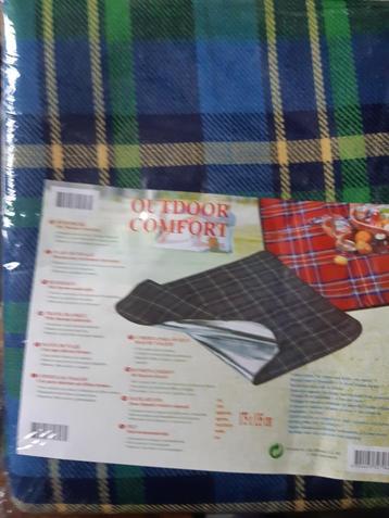  1 couverture plaid de voyage avec revêtement thermique disponible aux enchères