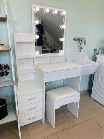 Kaptafel met kruk  beschikbaar voor biedingen