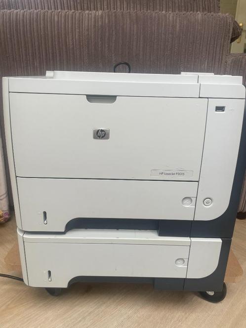 Nog zeer nette HP Laserjet P3015 printer met extra papierbak, Zakelijke goederen, Kantoor en Winkelinrichting | Kantoorartikelen