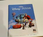 disney Pixar verzamelmap van Delhaize, Hobby & Loisirs créatifs, Jeux de société | Jeux de cartes, Enlèvement ou Envoi, Neuf