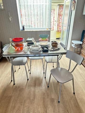 grijze formica tafel +6 bijorende stoelen beschikbaar voor biedingen