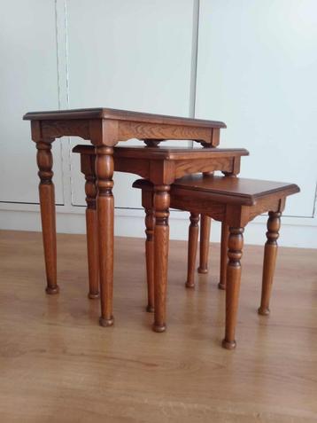 Vintage houten uitschuifbare tafels beschikbaar voor biedingen
