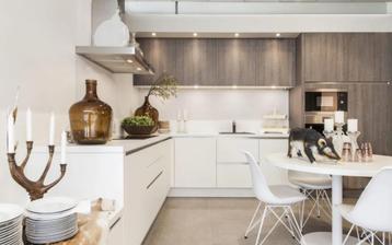 Moderne keuken met houtlook elementen, Huis en Inrichting, Keuken | Complete keukens, Ophalen, Wit, Hoekkeuken, Nieuw