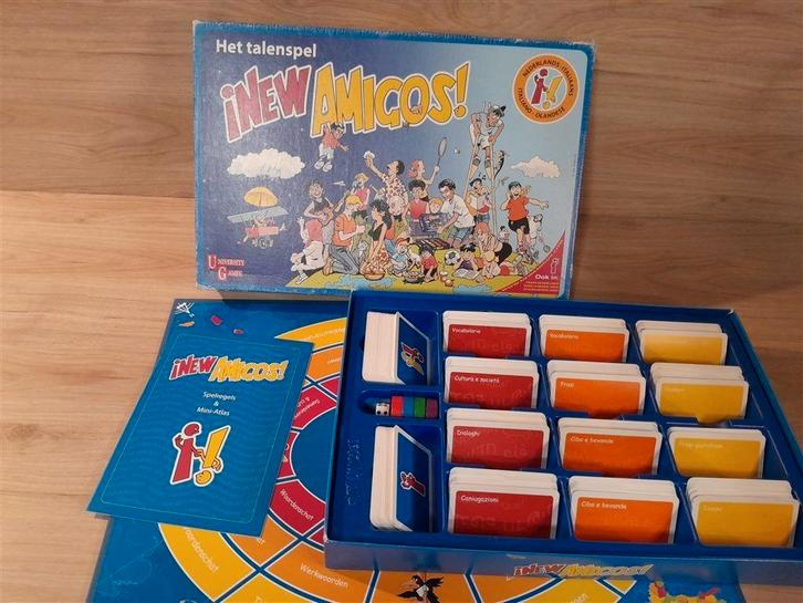 New Amigos - Het talenspel - Italiaans - Nederlands - s5878, Hobby en Vrije tijd, Gezelschapsspellen | Bordspellen, Zo goed als nieuw