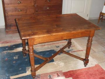 tafel met bijhorende stoelen beschikbaar voor biedingen