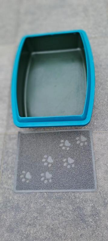 Kattenbak met bescherm deksel en voetmatje beschikbaar voor biedingen