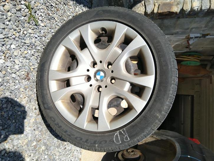 Pneus hiver avec jantes et enjoliveurs BMW X1 de 2013, Autos : Pièces & Accessoires, Pneus & Jantes, Pneu(s), Pneus hiver, 17 pouces