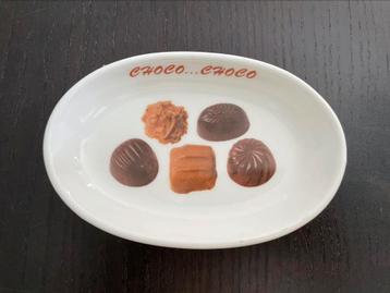 Klein schaaltjes met pralines op beschikbaar voor biedingen