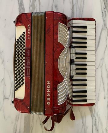 Vintage accordeon HOHNER VERDI II 96 beschikbaar voor biedingen