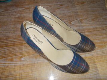 Paire de chaussures à hauts talons. beschikbaar voor biedingen