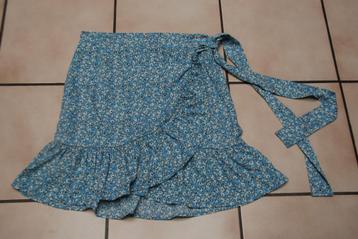 Mini jupe "ONLY" bleue à fleurs blanches T42/44 comme Neuve!