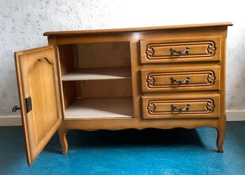 Inboedel huis, eiken kasten, verlichting, salontafel, enz... beschikbaar voor biedingen