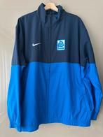 Exclusief jas KRC Genk in nieuwstaat, Verzamelen, Sportartikelen en Voetbal, Ophalen of Verzenden, Zo goed als nieuw, Overige typen