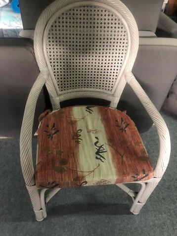 4 rotan stoelen met kussen en tafelpoten beschikbaar voor biedingen