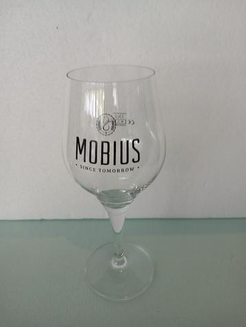 Mooi MOBIUS sinds morgen staand glas van Brie Mobius  beschikbaar voor biedingen