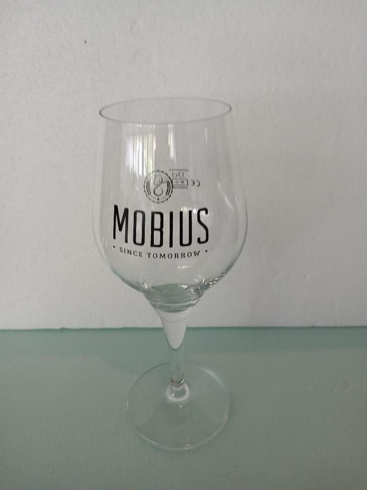 Joli verre sur pied MOBIUS since tomorrow de la Brie Mobius, Collections, Marques de bière, Neuf, Verre ou Verres, Autres marques