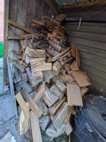 Gemengde partij brandhout – gespleten, stammen en planken beschikbaar voor biedingen