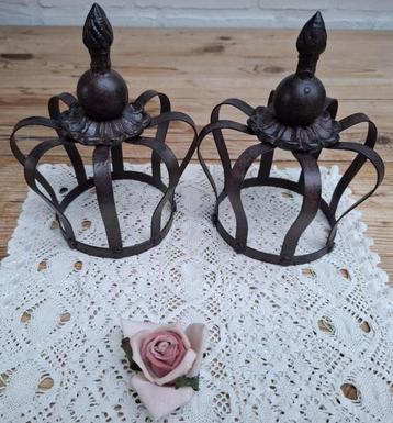 2 Brocante metalen kroontjes, decoratie beschikbaar voor biedingen