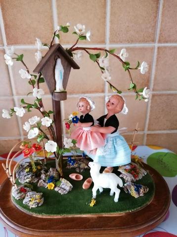 Glazen stolp kinderen aan kapelletje  beschikbaar voor biedingen