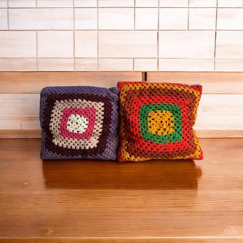 Set van 2 vintage gehaakte kussens / sierkussens, Huis en Inrichting, Woonaccessoires | Kussens, Ophalen of Verzenden