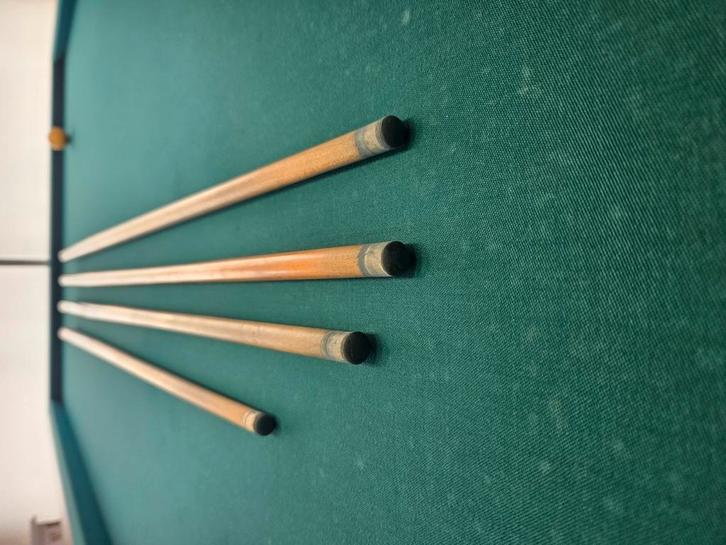 4 oude biljart keuen, Sport en Fitness, Biljarten en Poolen, Gebruikt, Ophalen
