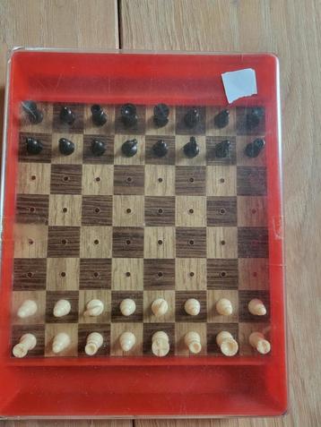 Schaakbord voor op reis beschikbaar voor biedingen