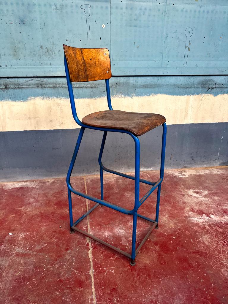 Hoge industriële stoel, Huis en Inrichting, Stoelen, Gebruikt, Eén, Hout, Metaal, Blauw, Ophalen