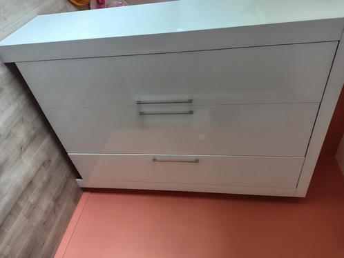 Kleerkast + verzorgingstafel, Kinderen en Baby's, Kinderkamer | Commodes en Kasten, Zo goed als nieuw, Kast, 105 cm of meer, 100 cm of meer