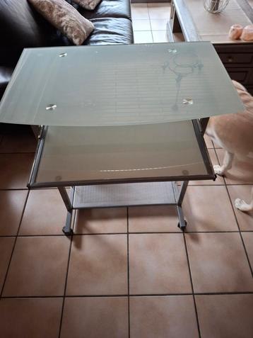 Computer tafel beschikbaar voor biedingen