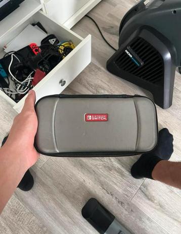 Nintendo switch-hoes + beschermglas aangeboden met beschikbaar voor biedingen