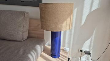 Mooie tafellamp met lampkap in jute beschikbaar voor biedingen