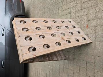 Houten wijnrek beschikbaar voor biedingen