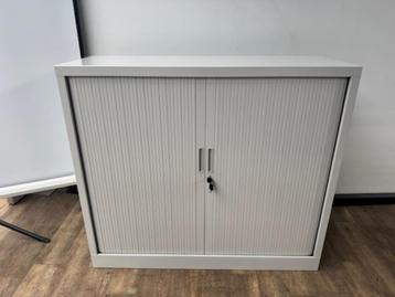 Ligt grijze roldeurkast 105 x 120 beschikbaar voor biedingen