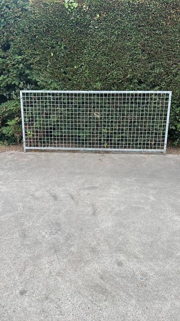 Ijzeren hekken beschikbaar voor biedingen